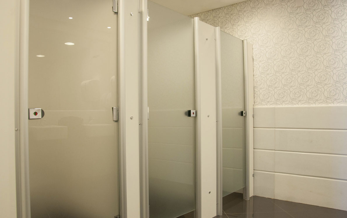 Portas e Divisórias Sanitárias Vidro Madeira Formica para Banheiros Indústrias Empresas Igrejas