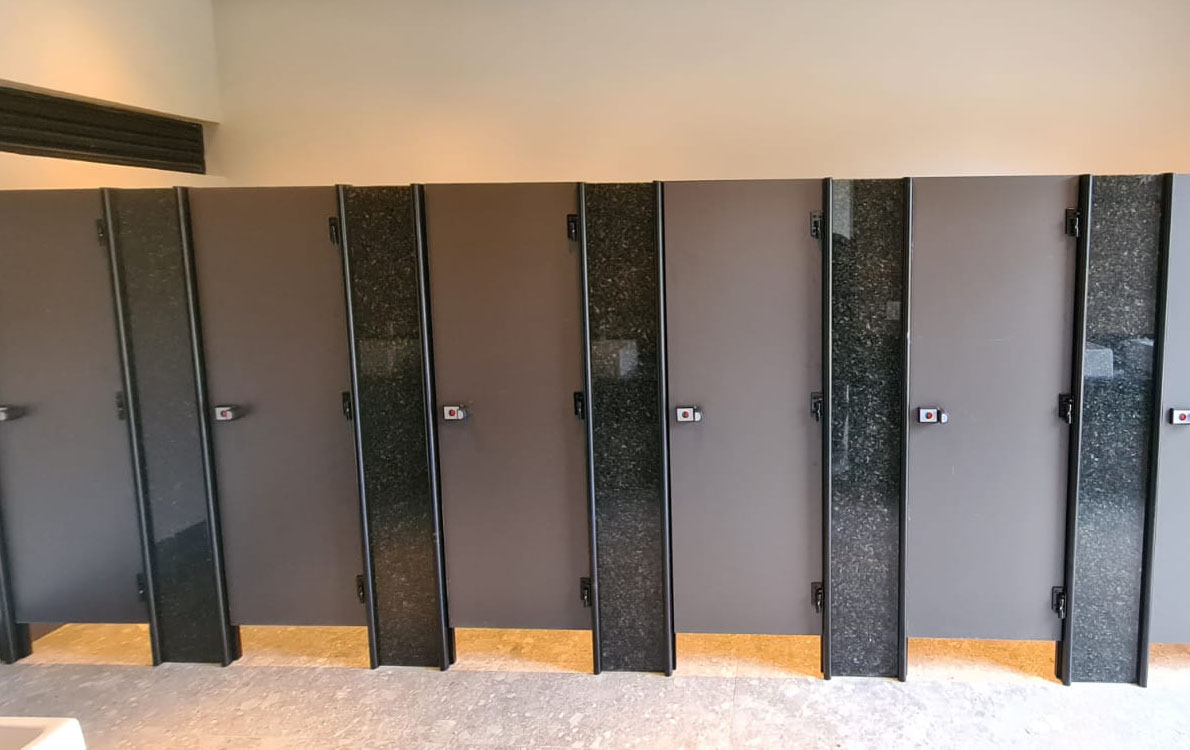 Portas e Divisórias Sanitárias Vidro Madeira Formica para Banheiros Indústrias Empresas Igrejas